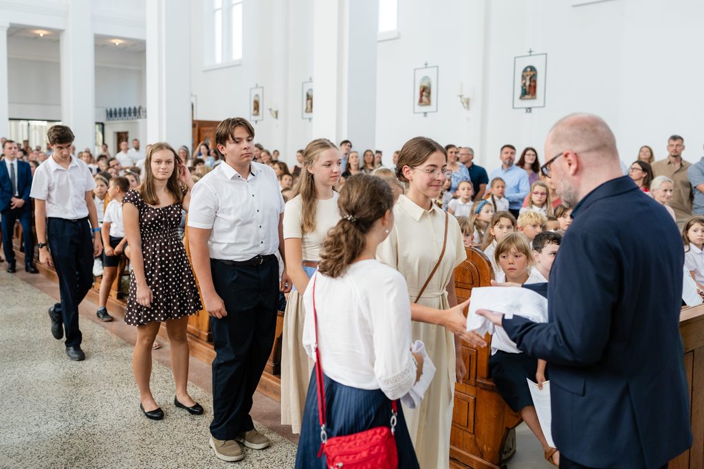 riaditeľ gymn&aacute;zia odovzd&aacute;va nov&yacute;m &scaron;tudentom gymn&aacute;zia tričk&aacute; s logom Kol&eacute;gia Antona Neuwirtha